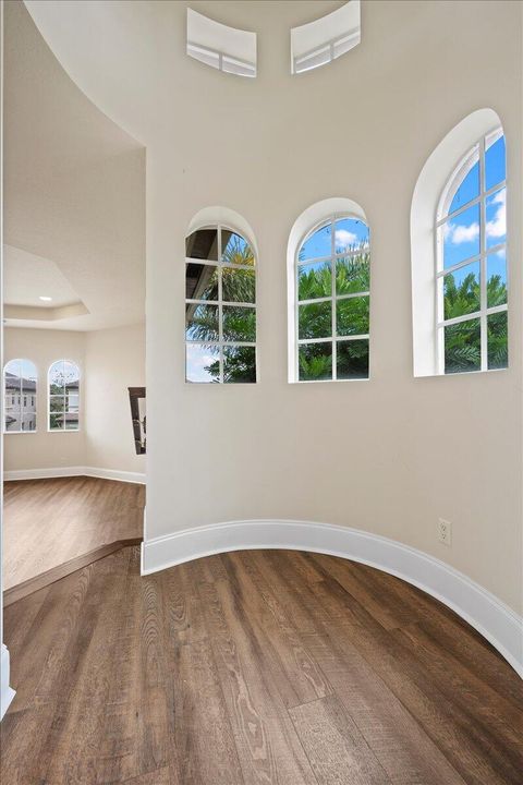 合同活跃: $1,799,900 (6 贝兹, 5 浴室, 6497 平方英尺)