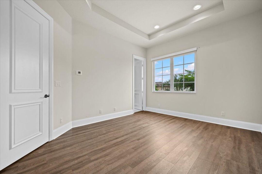 合同活跃: $1,799,900 (6 贝兹, 5 浴室, 6497 平方英尺)