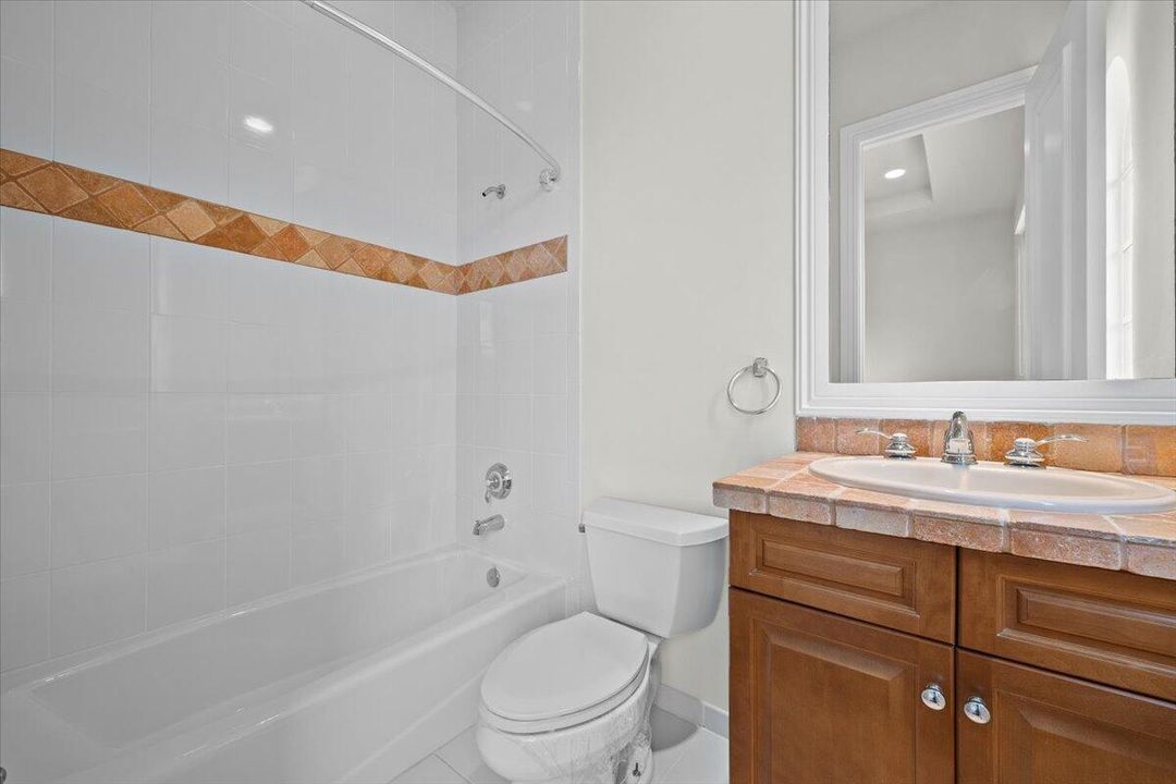 合同活跃: $1,799,900 (6 贝兹, 5 浴室, 6497 平方英尺)