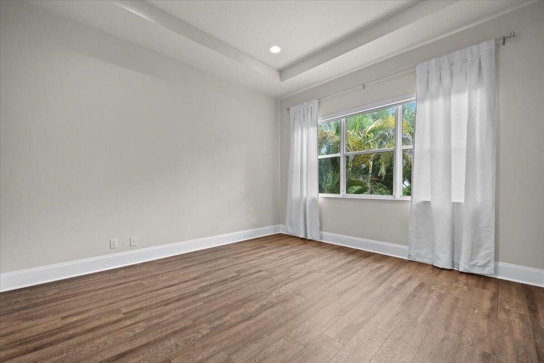 合同活跃: $1,799,900 (6 贝兹, 5 浴室, 6497 平方英尺)