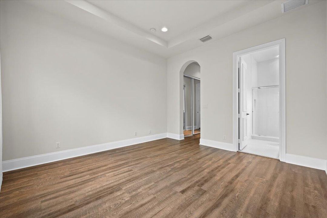 合同活跃: $1,799,900 (6 贝兹, 5 浴室, 6497 平方英尺)