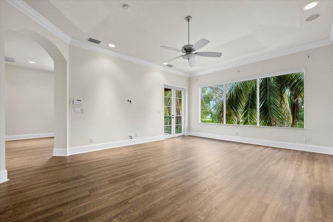 合同活跃: $1,799,900 (6 贝兹, 5 浴室, 6497 平方英尺)