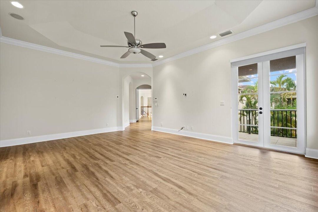 合同活跃: $1,799,900 (6 贝兹, 5 浴室, 6497 平方英尺)