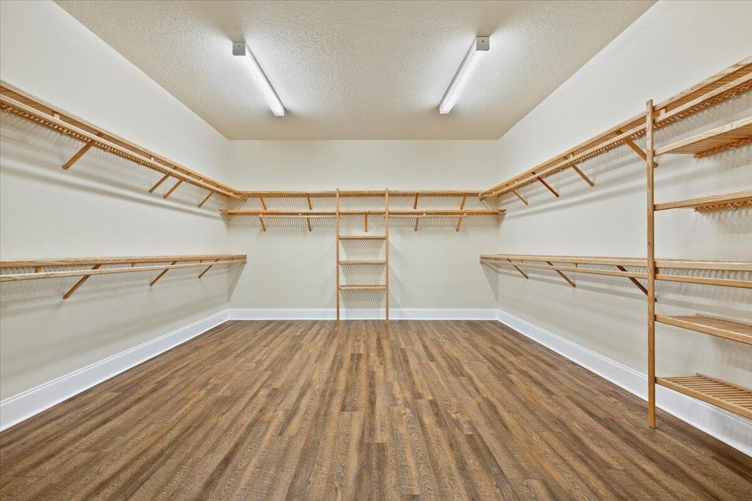 合同活跃: $1,799,900 (6 贝兹, 5 浴室, 6497 平方英尺)