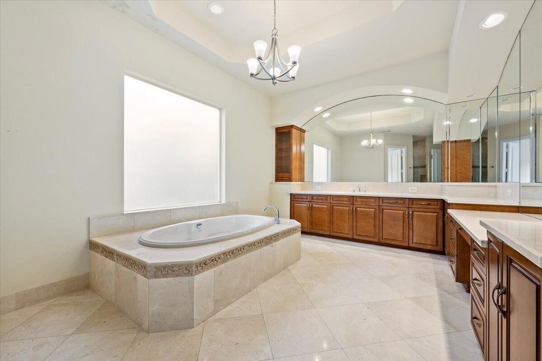 合同活跃: $1,799,900 (6 贝兹, 5 浴室, 6497 平方英尺)