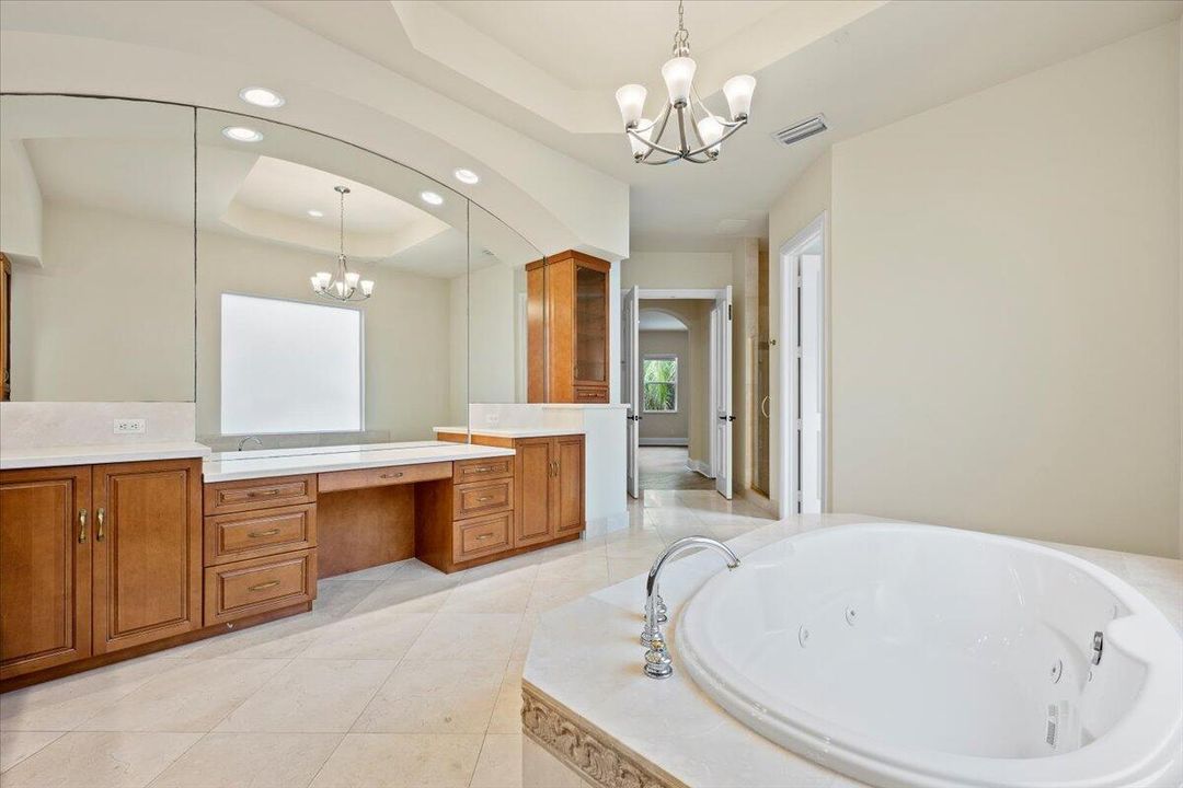 合同活跃: $1,799,900 (6 贝兹, 5 浴室, 6497 平方英尺)