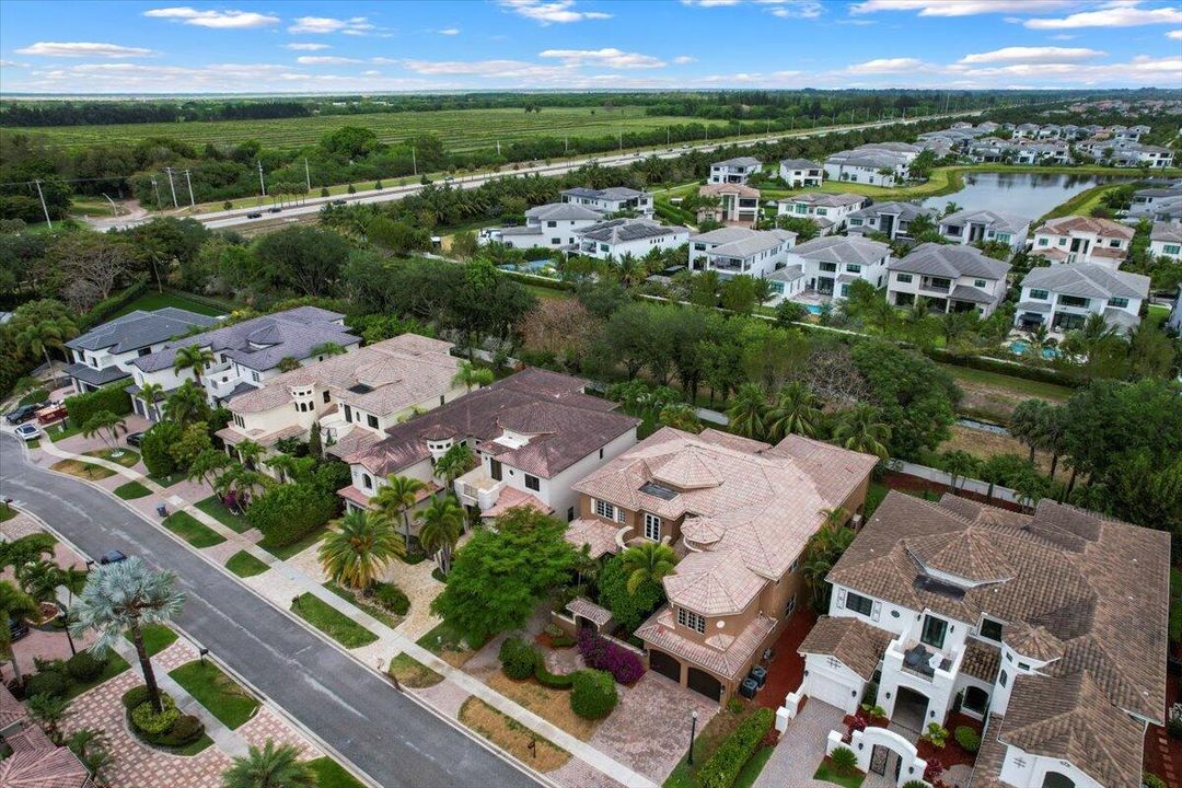 合同活跃: $1,799,900 (6 贝兹, 5 浴室, 6497 平方英尺)