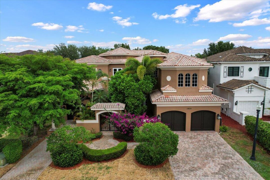 合同活跃: $1,799,900 (6 贝兹, 5 浴室, 6497 平方英尺)