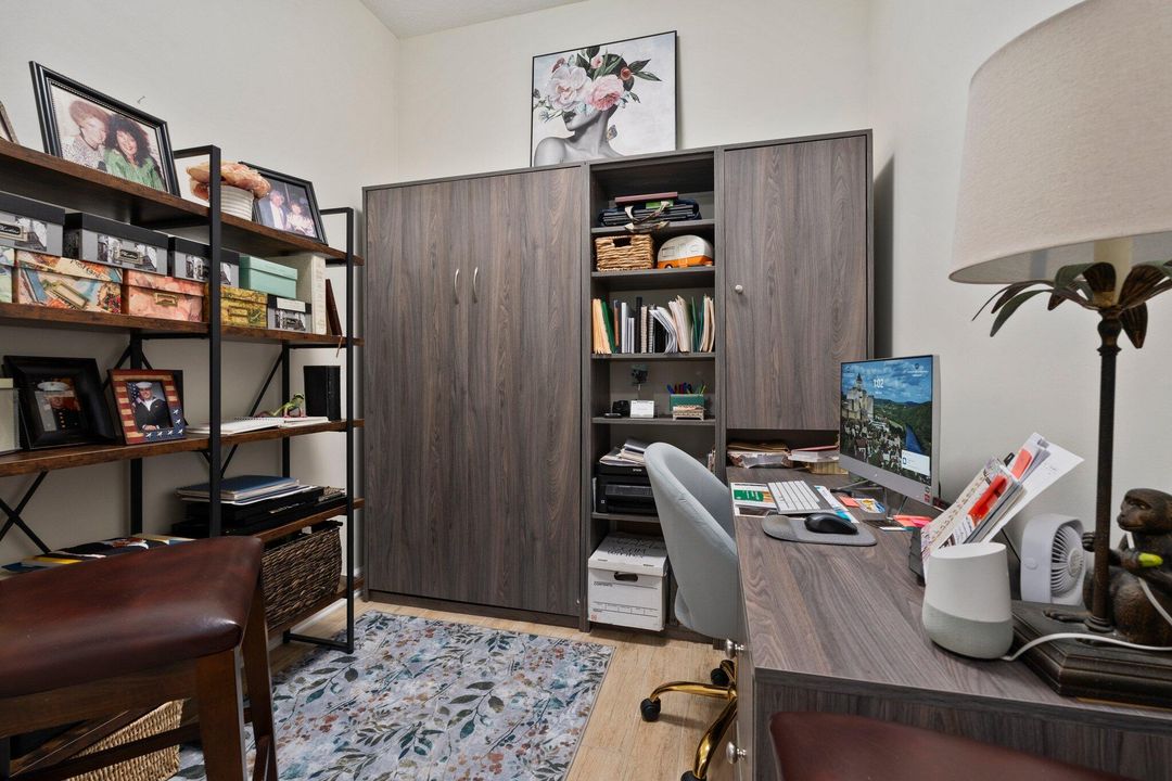 合同活跃: $430,000 (2 贝兹, 2 浴室, 1989 平方英尺)