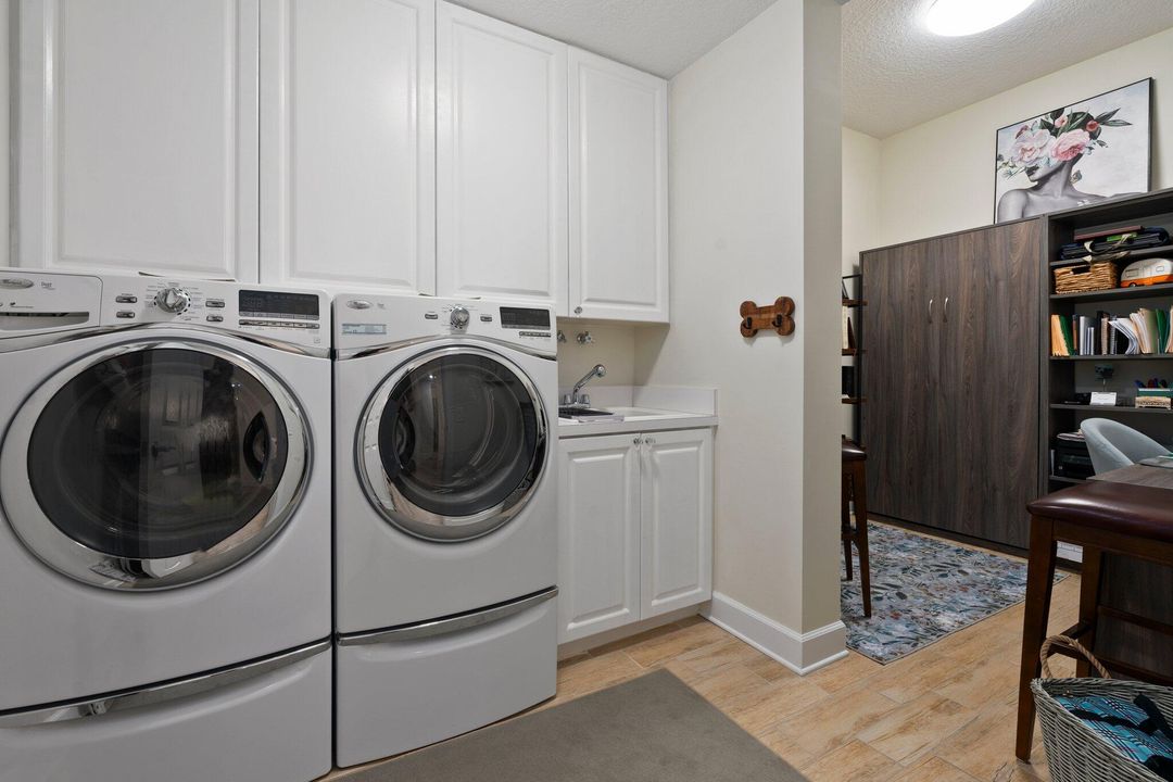 合同活跃: $430,000 (2 贝兹, 2 浴室, 1989 平方英尺)