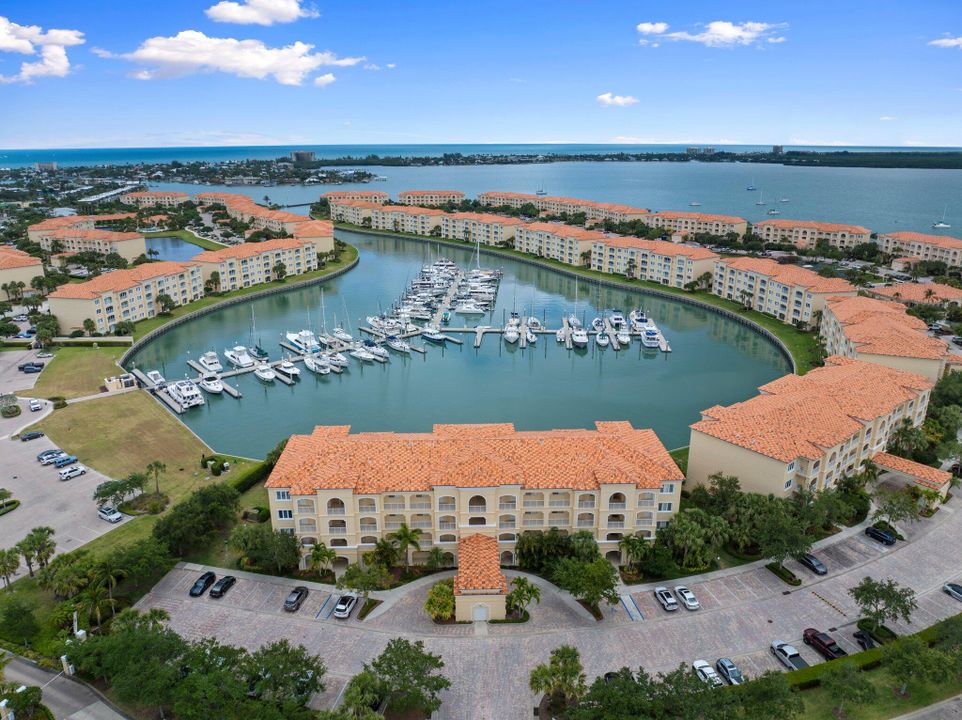 合同活跃: $430,000 (2 贝兹, 2 浴室, 1989 平方英尺)