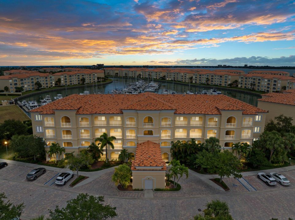 合同活跃: $430,000 (2 贝兹, 2 浴室, 1989 平方英尺)