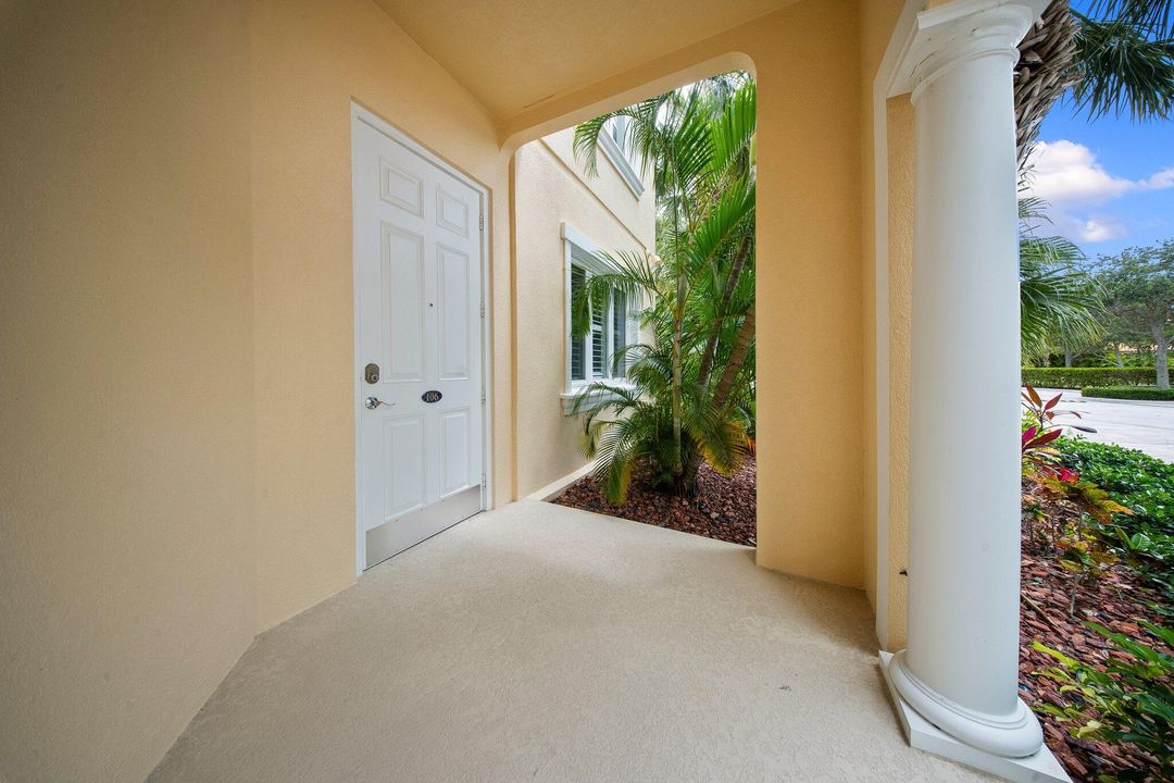 合同活跃: $430,000 (2 贝兹, 2 浴室, 1989 平方英尺)