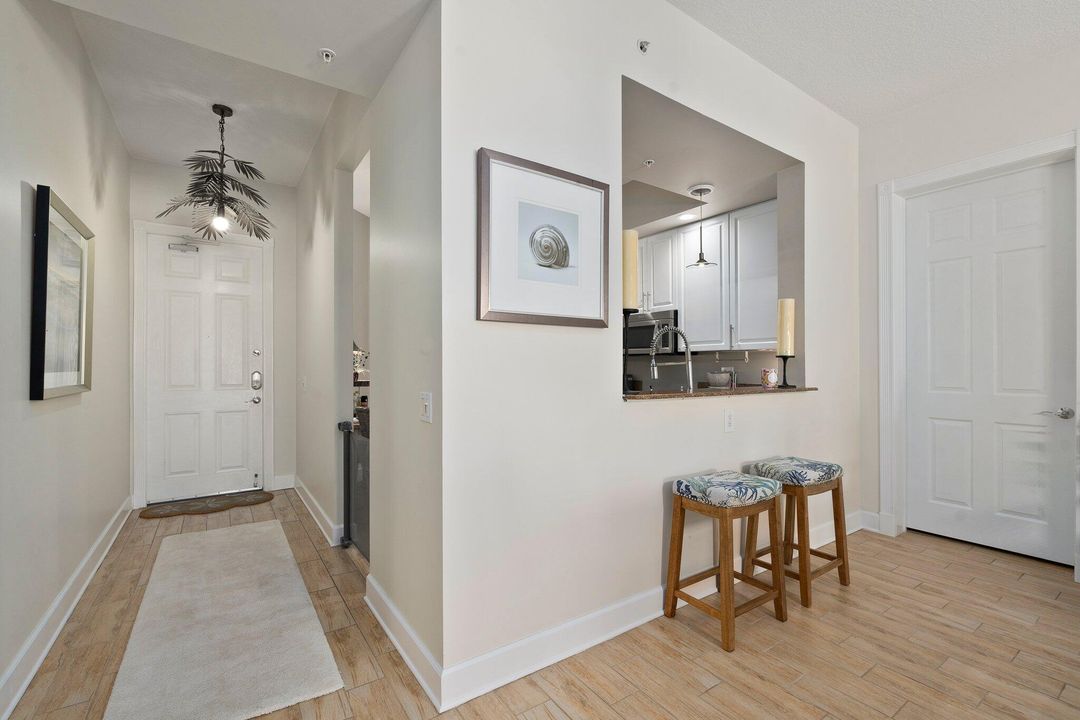 合同活跃: $430,000 (2 贝兹, 2 浴室, 1989 平方英尺)