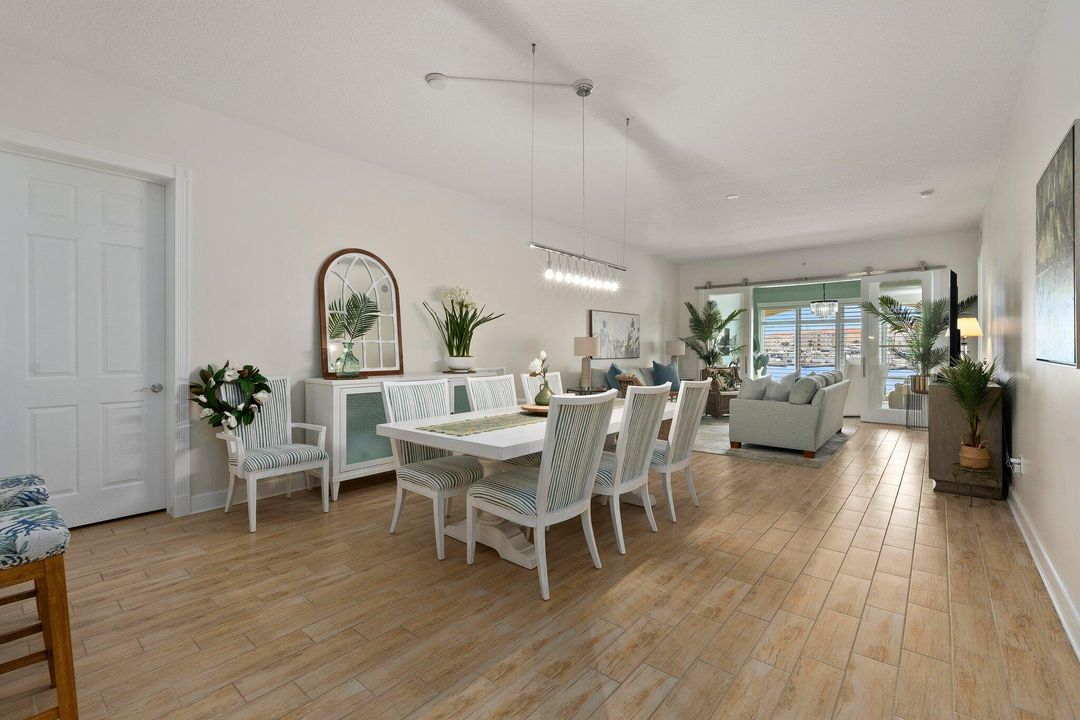 合同活跃: $430,000 (2 贝兹, 2 浴室, 1989 平方英尺)