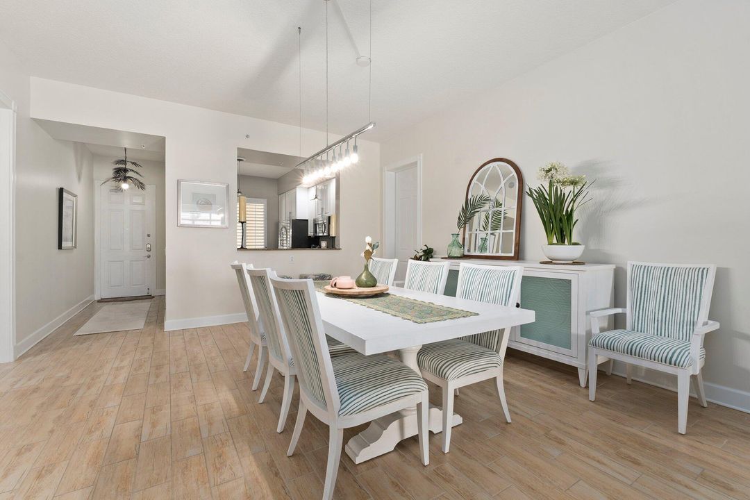 合同活跃: $430,000 (2 贝兹, 2 浴室, 1989 平方英尺)