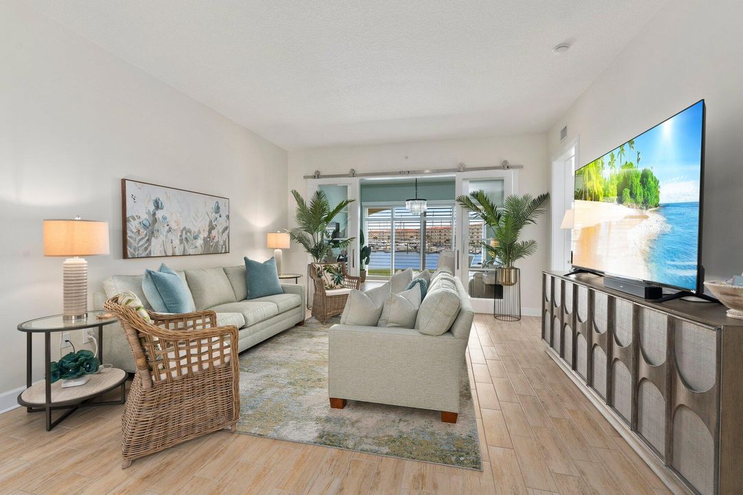 合同活跃: $430,000 (2 贝兹, 2 浴室, 1989 平方英尺)