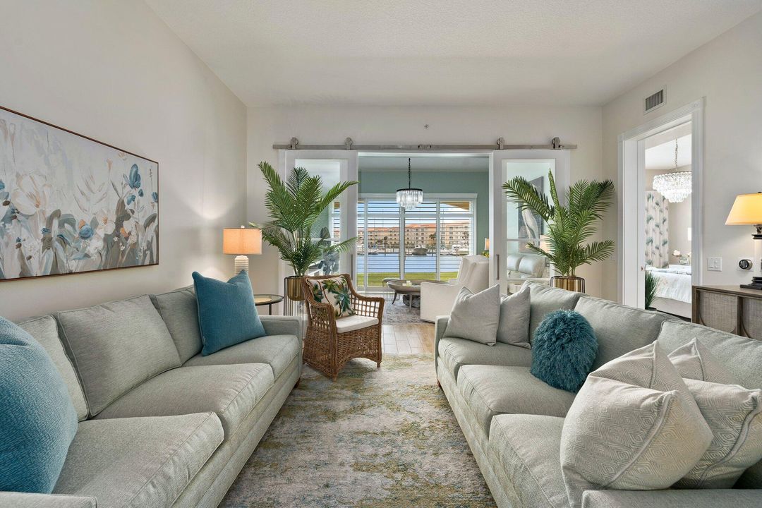 合同活跃: $430,000 (2 贝兹, 2 浴室, 1989 平方英尺)