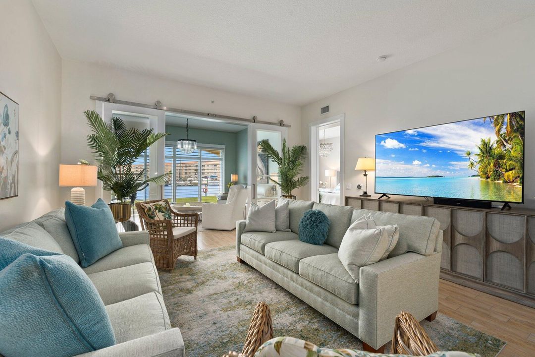 合同活跃: $430,000 (2 贝兹, 2 浴室, 1989 平方英尺)