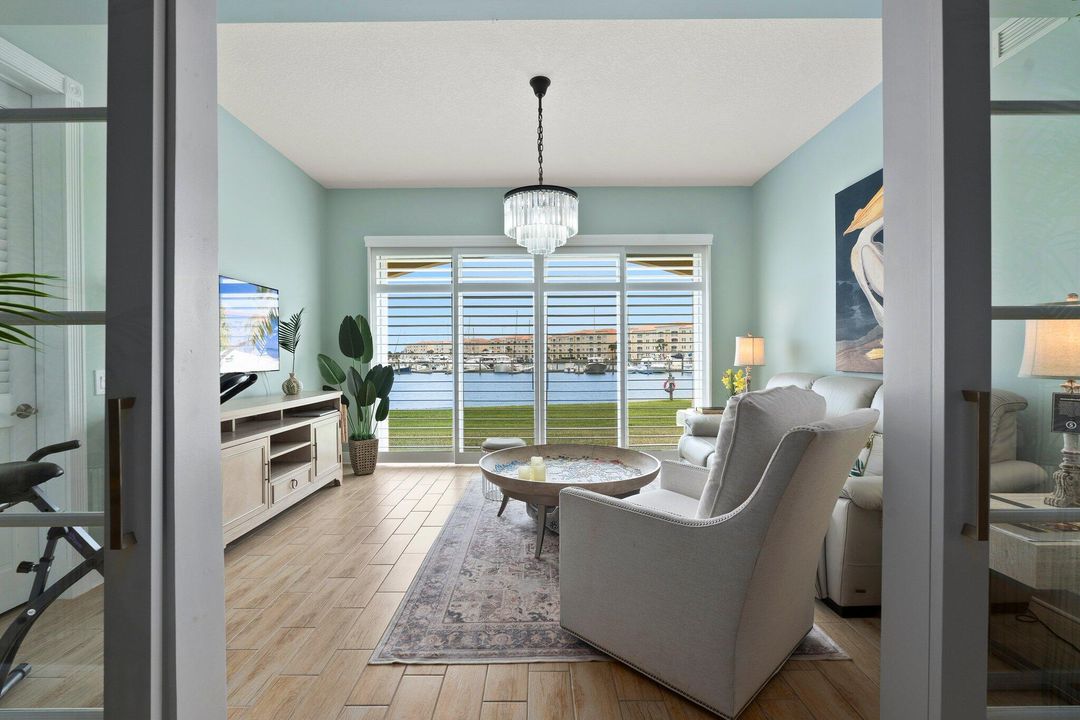 合同活跃: $430,000 (2 贝兹, 2 浴室, 1989 平方英尺)