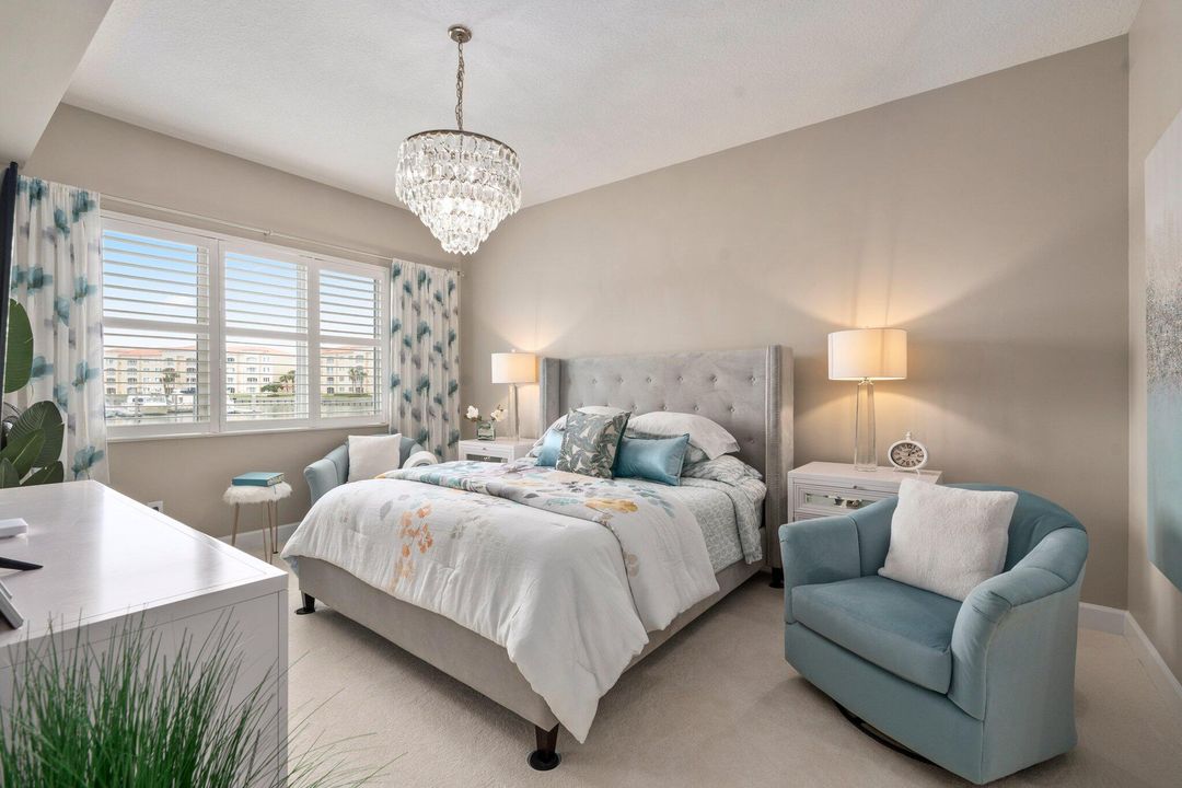 合同活跃: $430,000 (2 贝兹, 2 浴室, 1989 平方英尺)