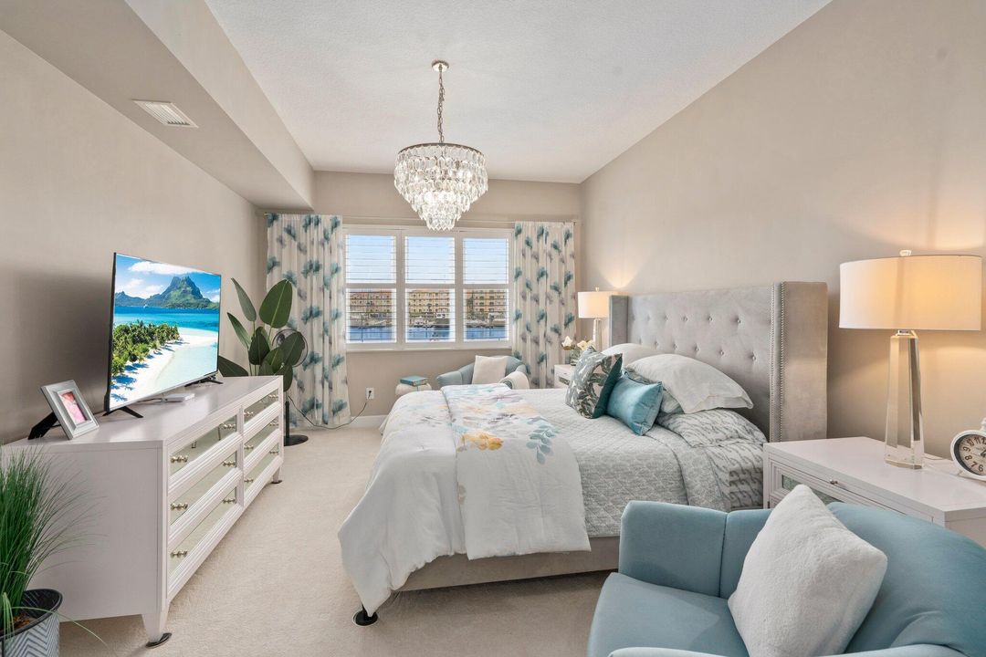 合同活跃: $430,000 (2 贝兹, 2 浴室, 1989 平方英尺)