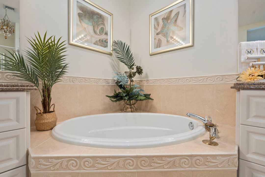 合同活跃: $430,000 (2 贝兹, 2 浴室, 1989 平方英尺)