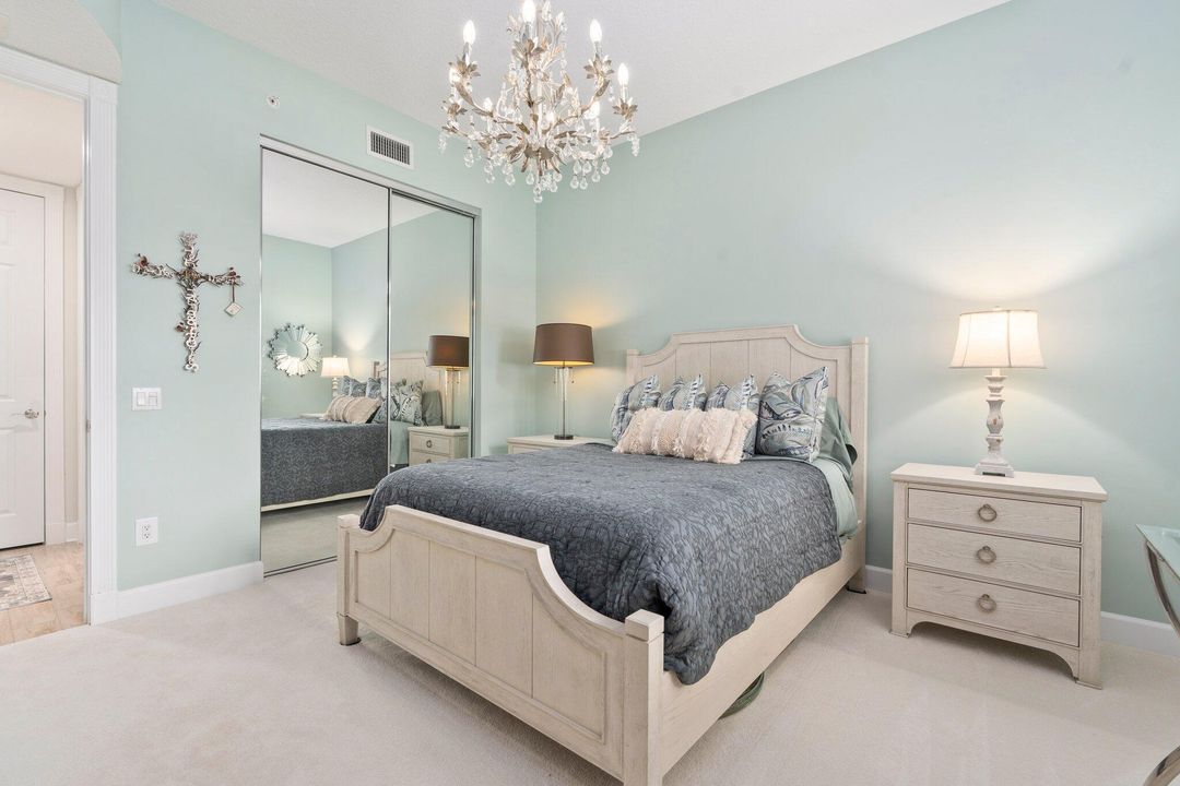 合同活跃: $430,000 (2 贝兹, 2 浴室, 1989 平方英尺)