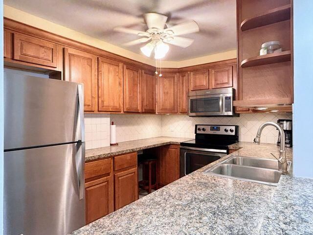 На продажу: $459,999 (2 спален, 2 ванн, 1064 Квадратных фут)