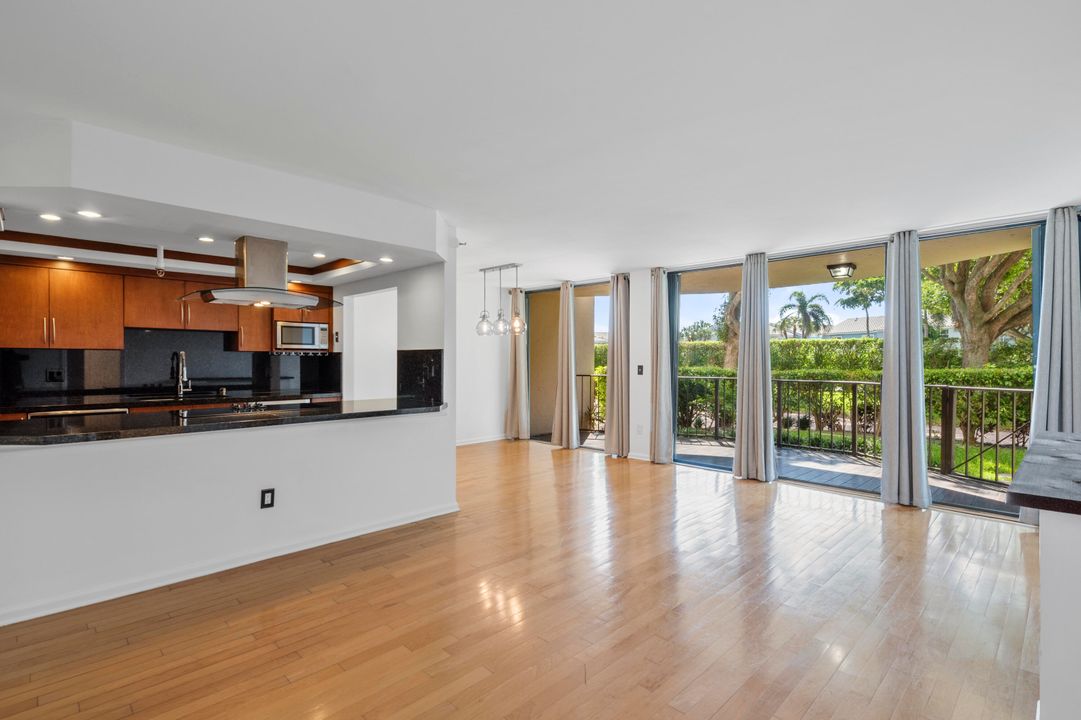 Active With Contract: $299,000 (1 beds, 1 baths, 998 Square Feet)