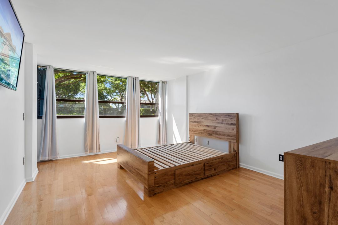 Active With Contract: $299,000 (1 beds, 1 baths, 998 Square Feet)