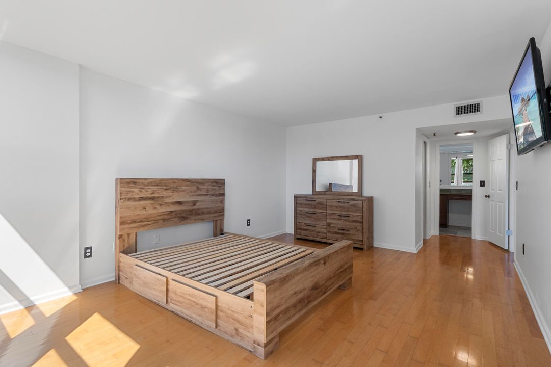 Active With Contract: $299,000 (1 beds, 1 baths, 998 Square Feet)