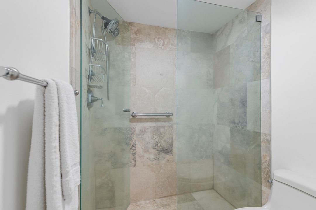 Active With Contract: $299,000 (1 beds, 1 baths, 998 Square Feet)