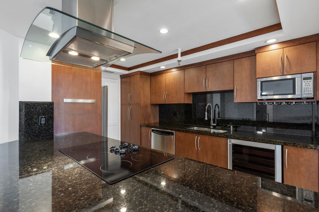 Active With Contract: $299,000 (1 beds, 1 baths, 998 Square Feet)