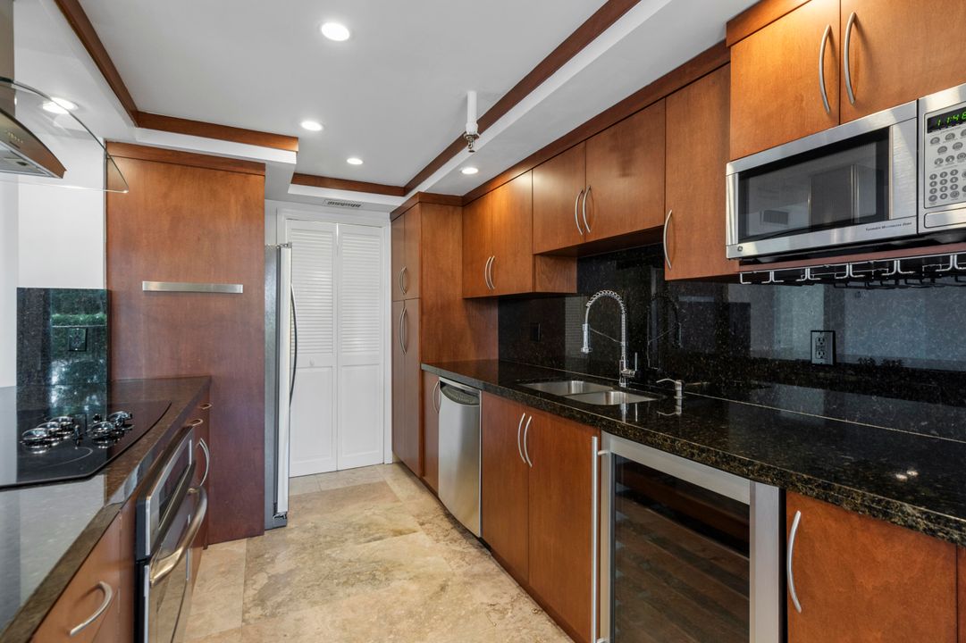 Active With Contract: $299,000 (1 beds, 1 baths, 998 Square Feet)