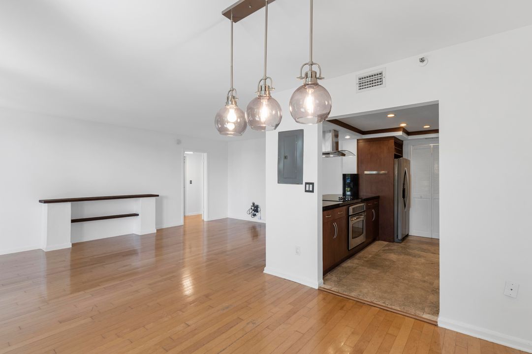 Active With Contract: $299,000 (1 beds, 1 baths, 998 Square Feet)