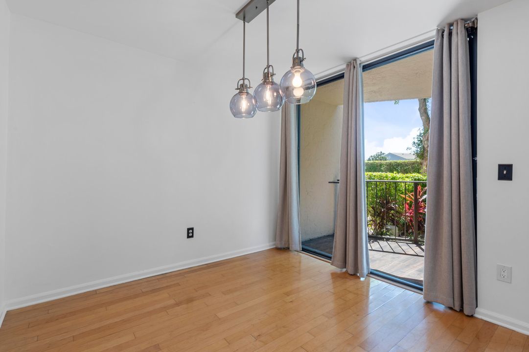 Active With Contract: $299,000 (1 beds, 1 baths, 998 Square Feet)