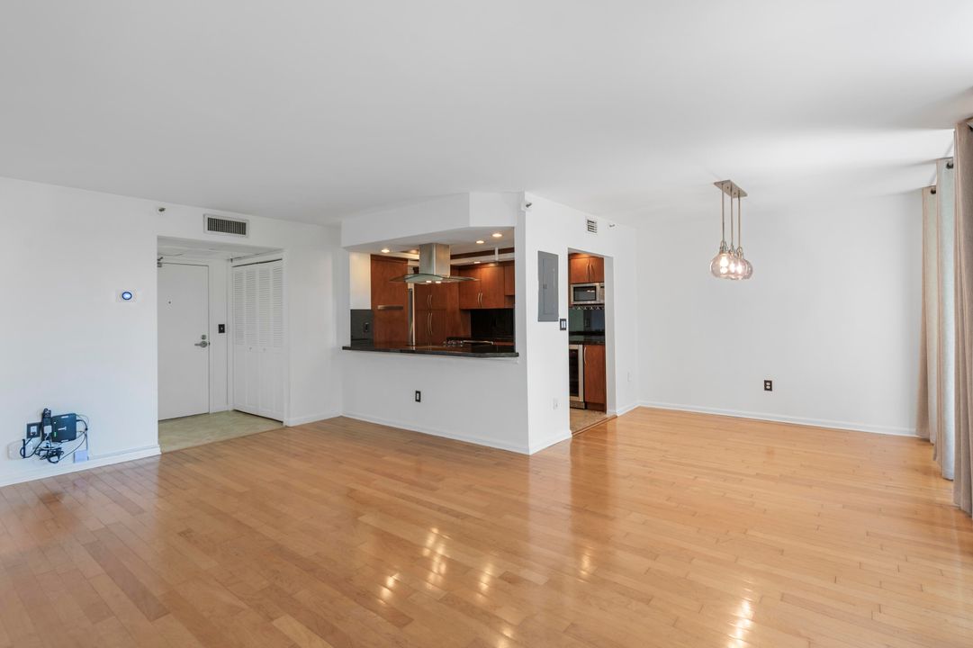 Active With Contract: $299,000 (1 beds, 1 baths, 998 Square Feet)