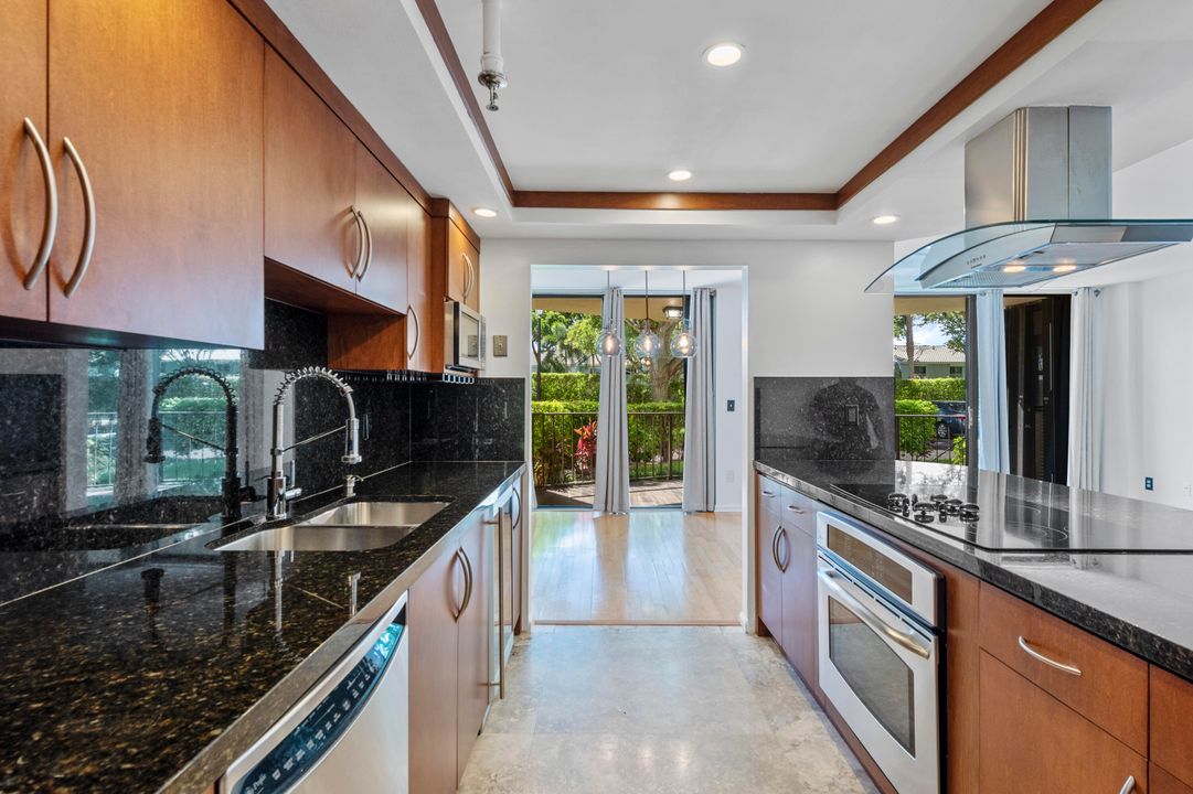 Active With Contract: $299,000 (1 beds, 1 baths, 998 Square Feet)