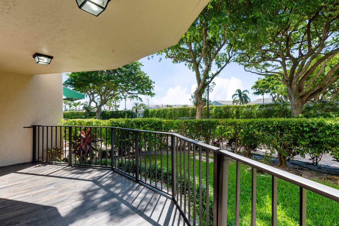 Active With Contract: $299,000 (1 beds, 1 baths, 998 Square Feet)