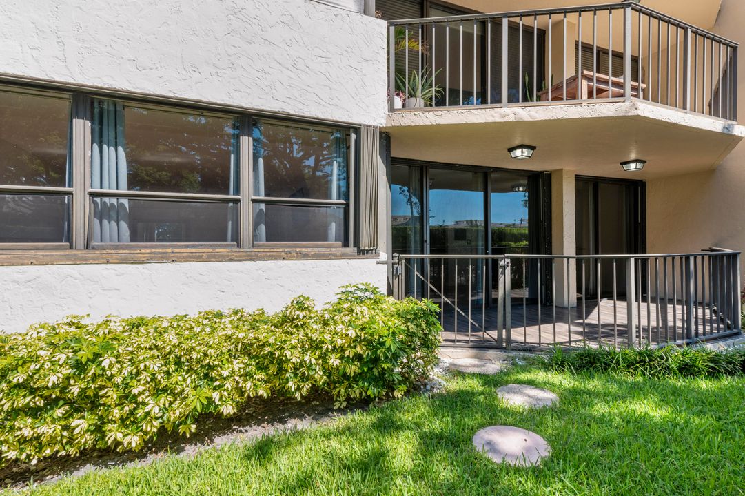 Active With Contract: $299,000 (1 beds, 1 baths, 998 Square Feet)