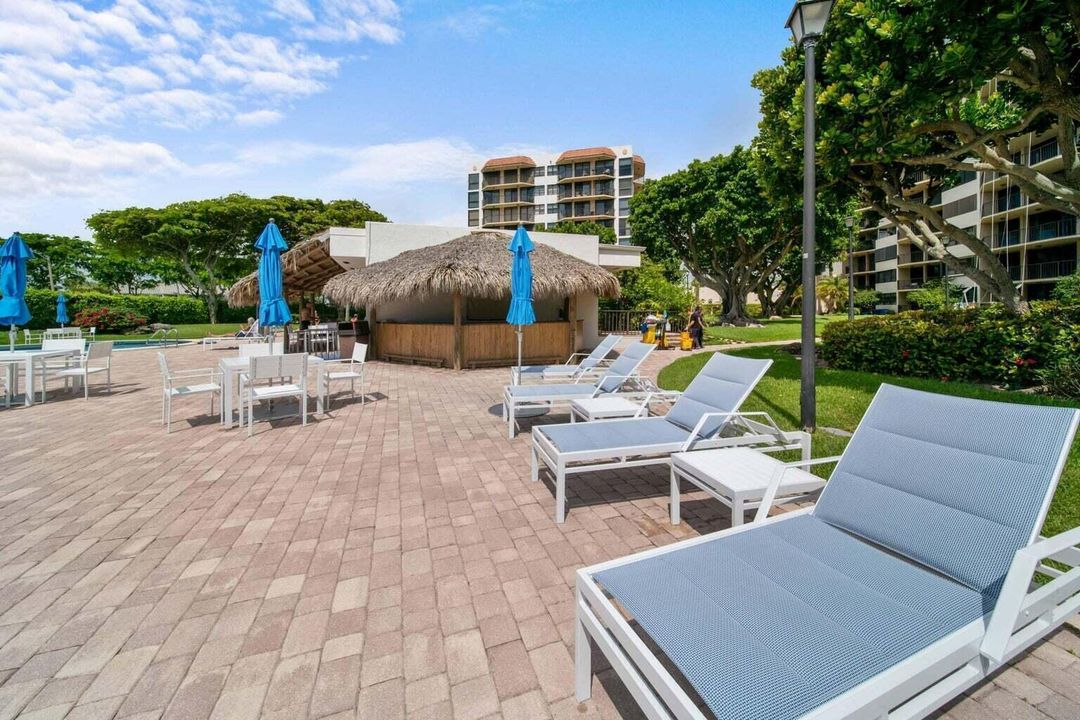 Active With Contract: $299,000 (1 beds, 1 baths, 998 Square Feet)