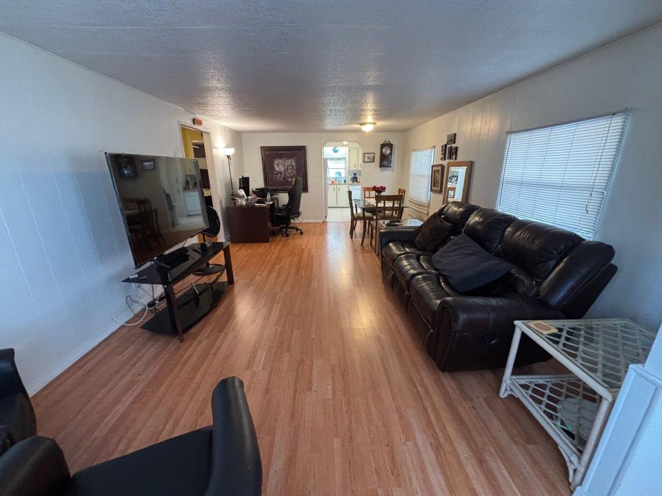 На продажу: $49,900 (2 спален, 2 ванн, 1130 Квадратных фут)