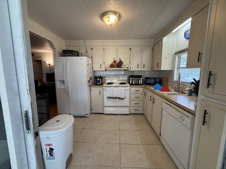 На продажу: $49,900 (2 спален, 2 ванн, 1130 Квадратных фут)