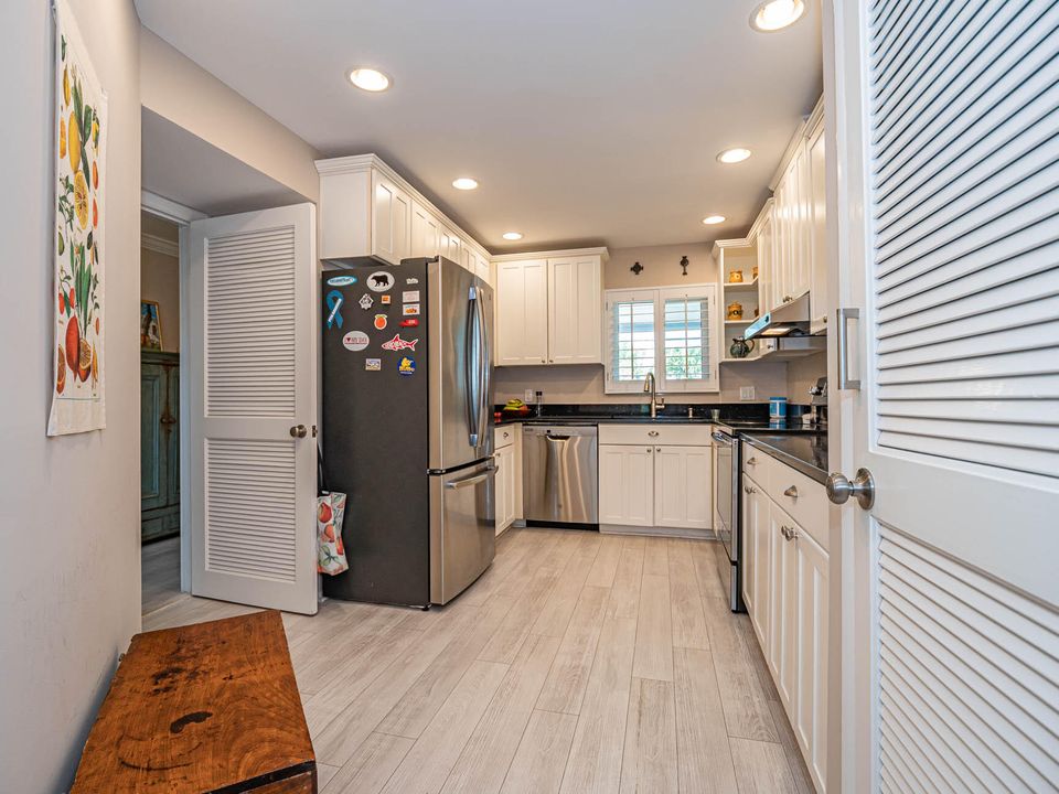 В аренду: $5,900 (2 спален, 2 ванн, 1200 Квадратных фут)