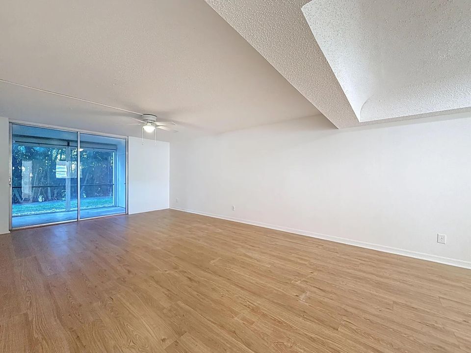 Active With Contract: $179,000 (2 beds, 2 baths, 1400 Square Feet)