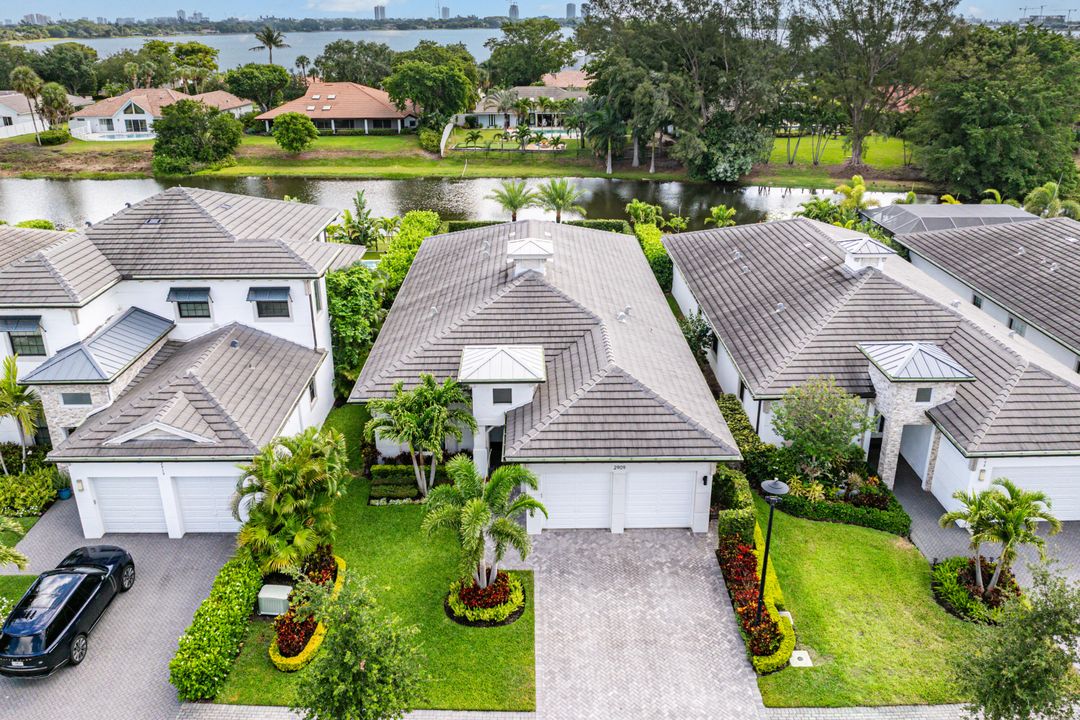 Activo con contrato: $1,275,000 (3 camas, 3 baños, 2555 Pies cuadrados)