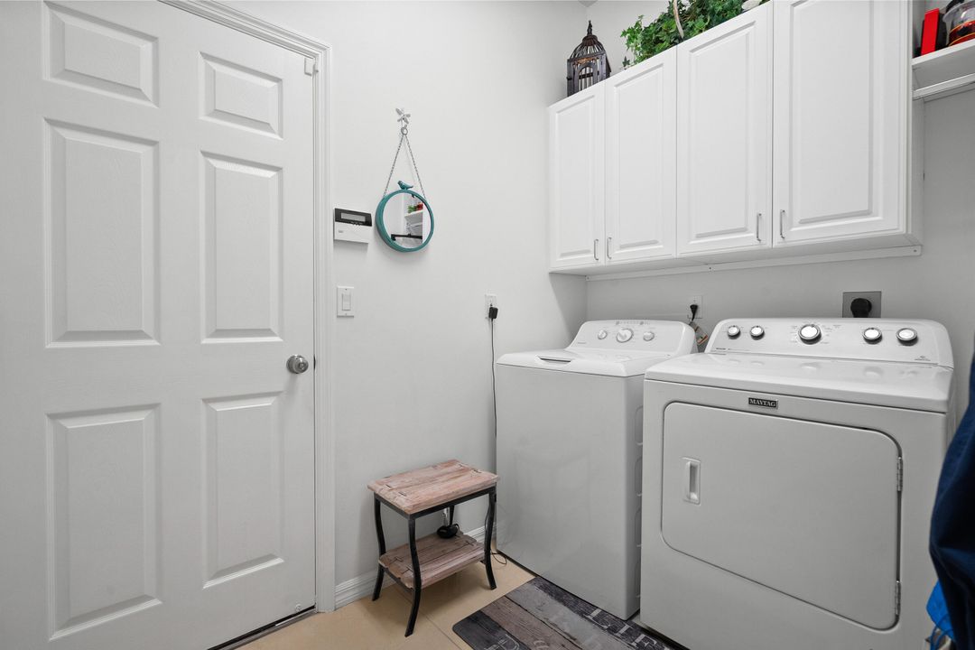 Под контрактом: $639,900 (3 спален, 2 ванн, 1812 Квадратных фут)