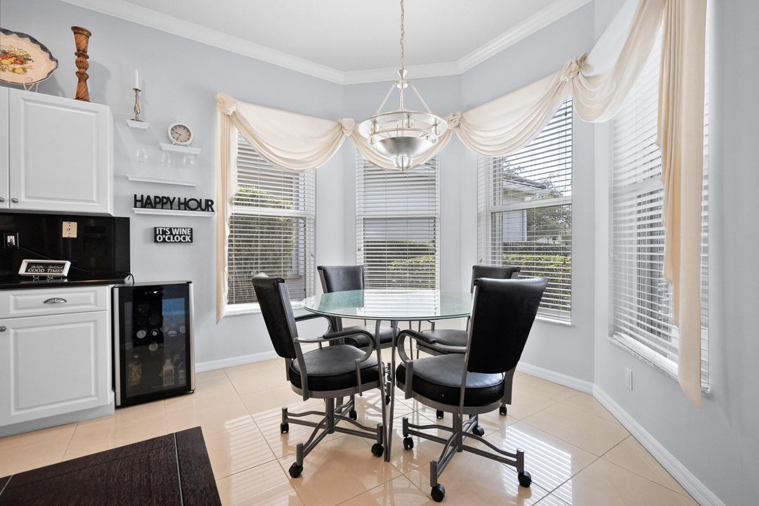 Под контрактом: $639,900 (3 спален, 2 ванн, 1812 Квадратных фут)