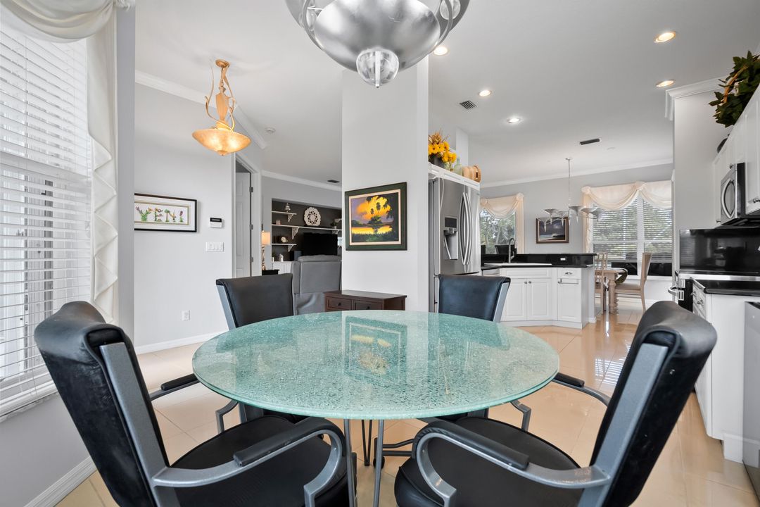 Под контрактом: $639,900 (3 спален, 2 ванн, 1812 Квадратных фут)